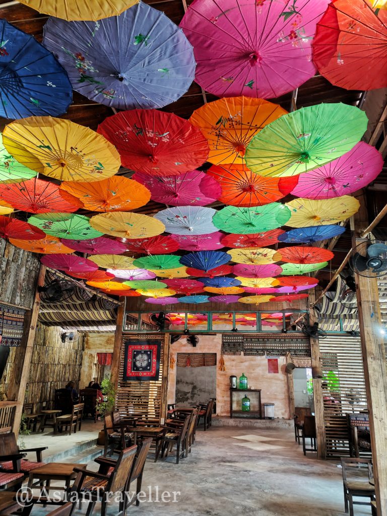ダナンの有名人気カフェ Cửa Ngõ Cafeのおしゃれな傘